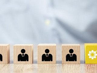 Wuerfel-Maennchen-Zahnraeder-359157705-AS-Eakrin