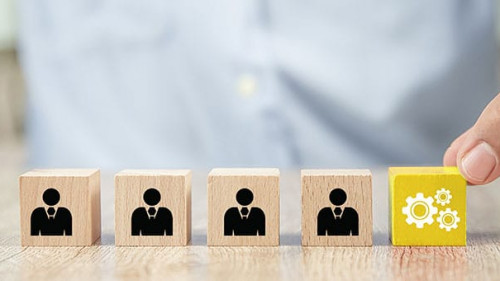 Wuerfel-Maennchen-Zahnraeder-359157705-AS-Eakrin