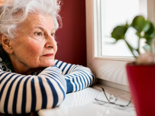 Seniorin-nachenklich-208403128-AS-didesign