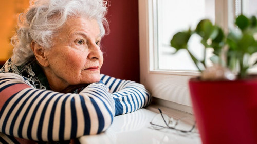 Seniorin-nachenklich-208403128-AS-didesign