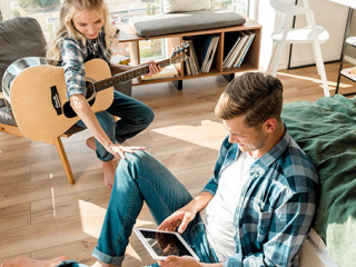 Paar-Gitarre-Tablet-224364575-AS-LIGHTFIELD-STUDIOS