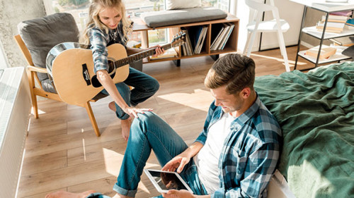 Paar-Gitarre-Tablet-224364575-AS-LIGHTFIELD-STUDIOS