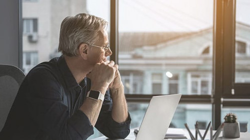 Anzugtraeger-Buero-Fenster-196903719-AS-Yakobchuk-Olena