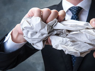 Anzugtraeger-zerknuellt-Papier-94710534-AS-beeboys