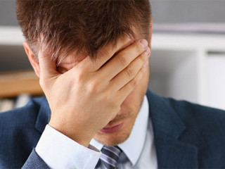 Anzugtraeger-verzweifelt-337589726-AS-H-Ko