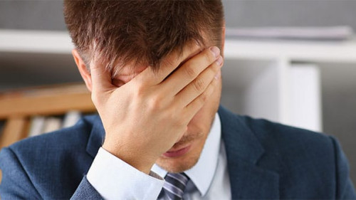 Anzugtraeger-verzweifelt-337589726-AS-H-Ko