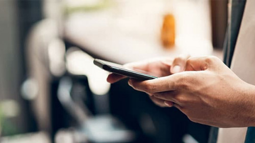 Haende-Smartphone-292792422-AS-sitthiphong