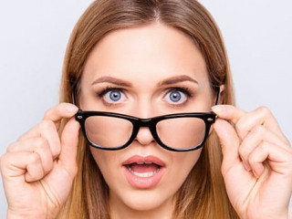 Frau-Brille-ueberrascht-200513106-AS-deagreez