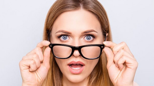 Frau-Brille-ueberrascht-200513106-AS-deagreez