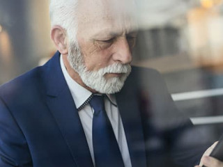 Anzugtraeger-Smartphone-313450354-AS-Impact-Photography