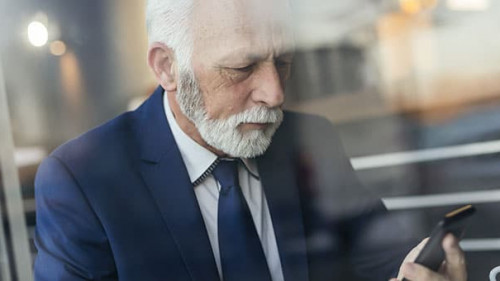 Anzugtraeger-Smartphone-313450354-AS-Impact-Photography