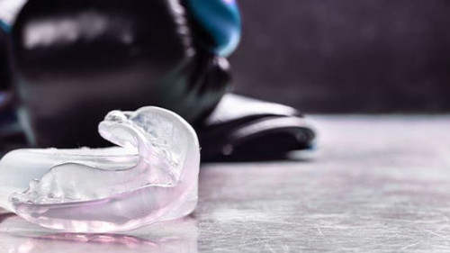 Boxhandschuhe-Mundschutz-246271857-AS-arizanko