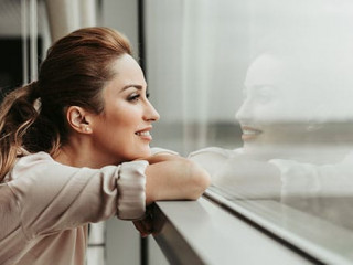 Frau-optimistisch-Fenster-216457481-AS-Yakobchuk-Olena