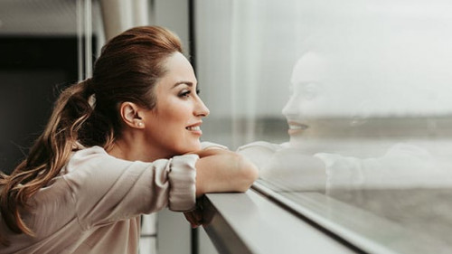 Frau-optimistisch-Fenster-216457481-AS-Yakobchuk-Olena