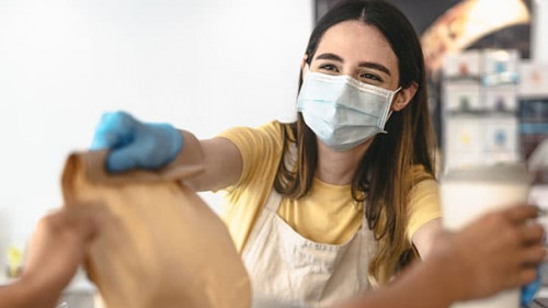 Frau-Maske-Café-368061482-AS-Alessandro-Biascioli