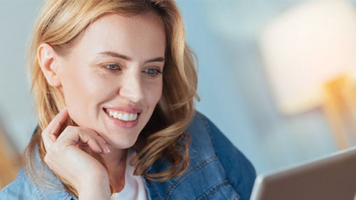 Frau-Tablet-Laecheln-183586944-AS-Viacheslav-Iakobchuk