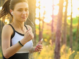 Frau-joggt-2592247-PB-StockSnap