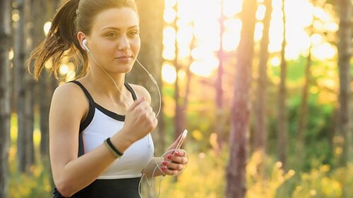 Frau-joggt-2592247-PB-StockSnap