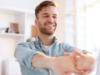 Mann-Laptop-dehnen-261978807-AS-Seventyfour