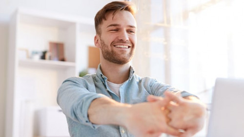 Mann-Laptop-dehnen-261978807-AS-Seventyfour