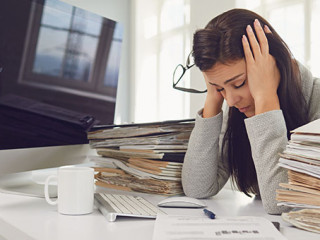 Frau-traurig-Buero-372316359-AS-Studio-Romantic