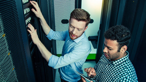 Anzugtraeger-Serverraum-292080109-AS-zinkevych