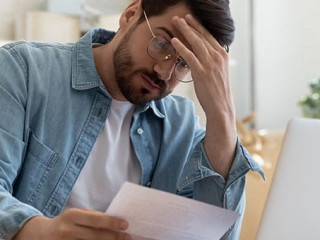 Mann-Brief-geschockt-306636288-AS-fizkes