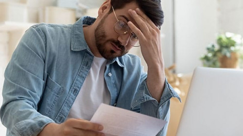 Mann-Brief-geschockt-306636288-AS-fizkes