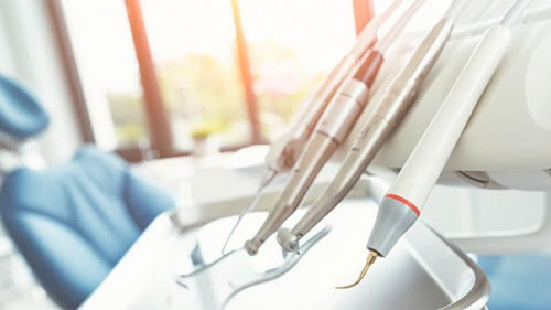 Zahnarzt-274116188-AS-Proxima-Studio