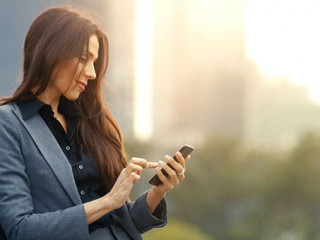 Frau-Smartphone-Auto-178433489-AS-Gorodenkoff