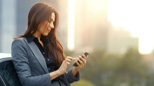 Frau-Smartphone-Auto-178433489-AS-Gorodenkoff