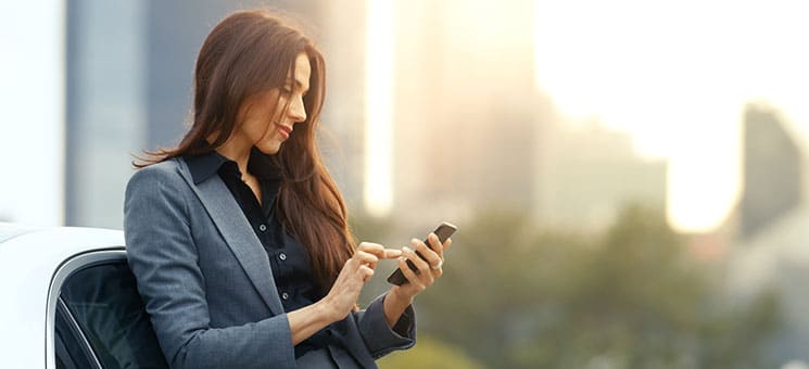 Frau-Smartphone-Auto-178433489-AS-Gorodenkoff