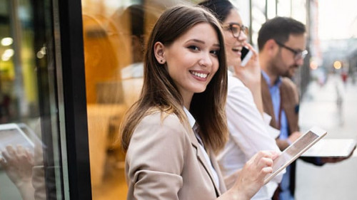 Kollegen-Endgeraete-286498423-AS-NDABCREATIVITY