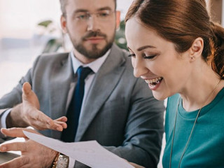 Anwalt-Klientin-Freude-199278224-AS-LIGHTFIELD-STUDIOS