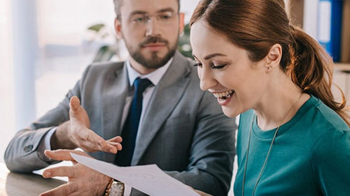 Anwalt-Klientin-Freude-199278224-AS-LIGHTFIELD-STUDIOS