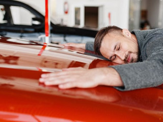 Mann-umarmt-Auto-277246932-AS-Nomad-Soul