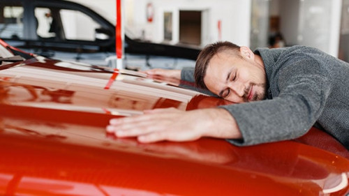 Mann-umarmt-Auto-277246932-AS-Nomad-Soul