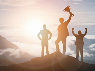 Anzugtraeger-Berg-Pokal-285877383-AS-Blue-Planet-Studio