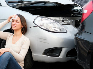 Frau-Autounfall-178566244-AS-Paolese