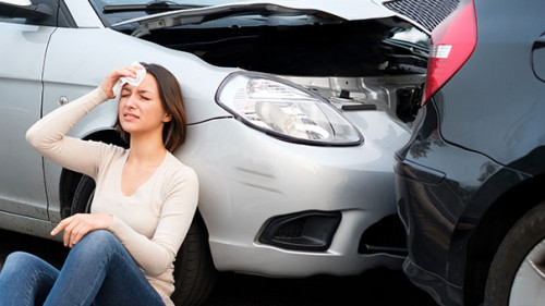 Frau-Autounfall-178566244-AS-Paolese