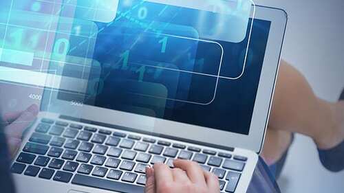Anzugtraegerin-Laptop-Code-236505427-AS-denisismagilov