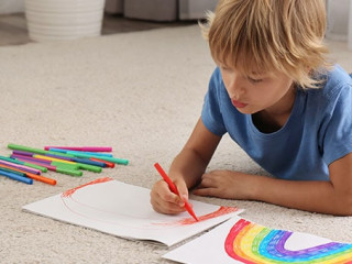 Junge-malt-Regenbogen-372604560-AS-New-Africa