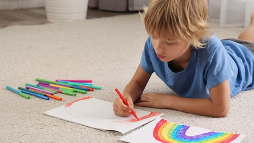 Junge-malt-Regenbogen-372604560-AS-New-Africa