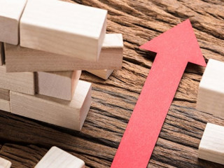 Roter-Pfeil-Mauer-165897556-AS-Andrey-Popov