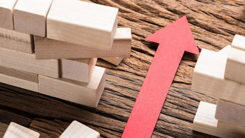 Roter-Pfeil-Mauer-165897556-AS-Andrey-Popov