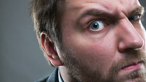 Anzugtraeger-misstrauisch-77245849-AS-Nomad-Soul