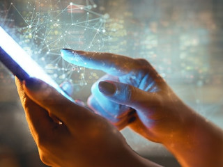 Smartphone-Haende-291469252-AS-Konstantin-Yuganov