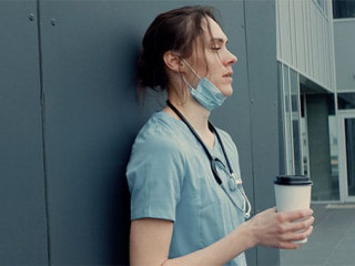 Krankenschwester-erschoepft-Kaffee-335506532-AS-daniilvolkov