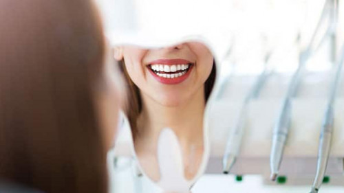 Frau-Spiegel-Laecheln-197331973-AS-pikselstock