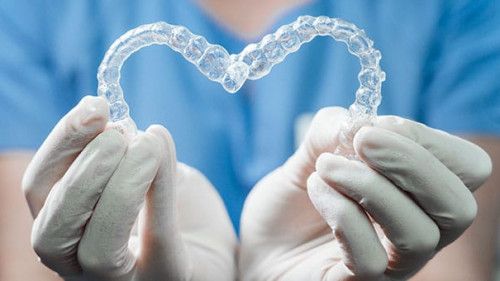 Zahnaerztin-Spange-Herz-311927473-AS-karrastock